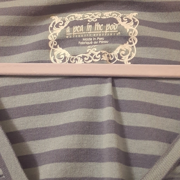 A PEA IN THE POD MATERNITY V-NECK SIDE RUCHED TEE - Picture 2 of 4